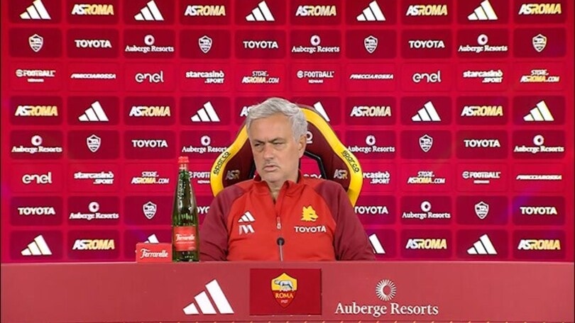 Mourinho: "Smalling si tira un po' indietro"