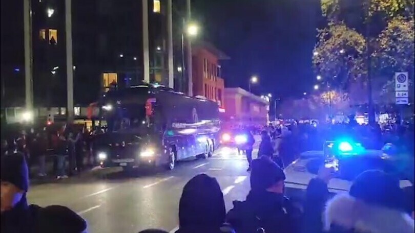 Milan-Fiorentina, i rossoneri arrivano allo stadio