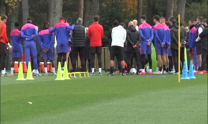La dirigenza e lo staff del Milan caricano i giocatori