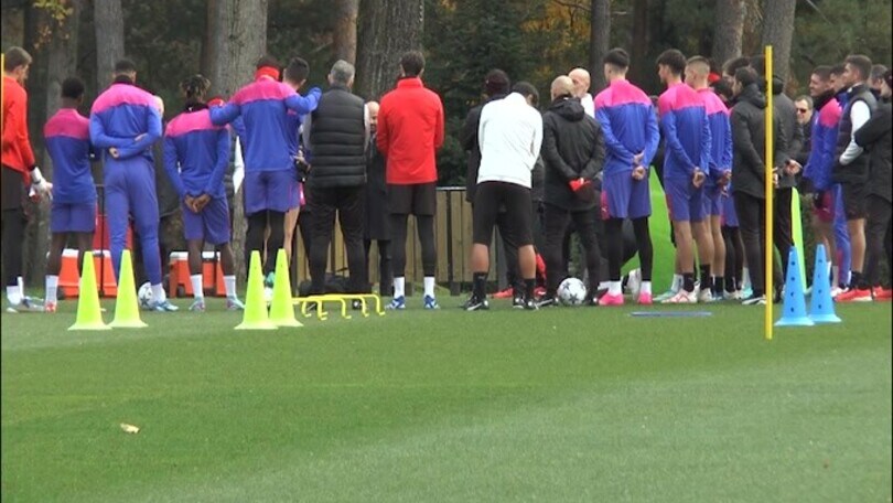 La dirigenza e lo staff del Milan caricano i giocatori