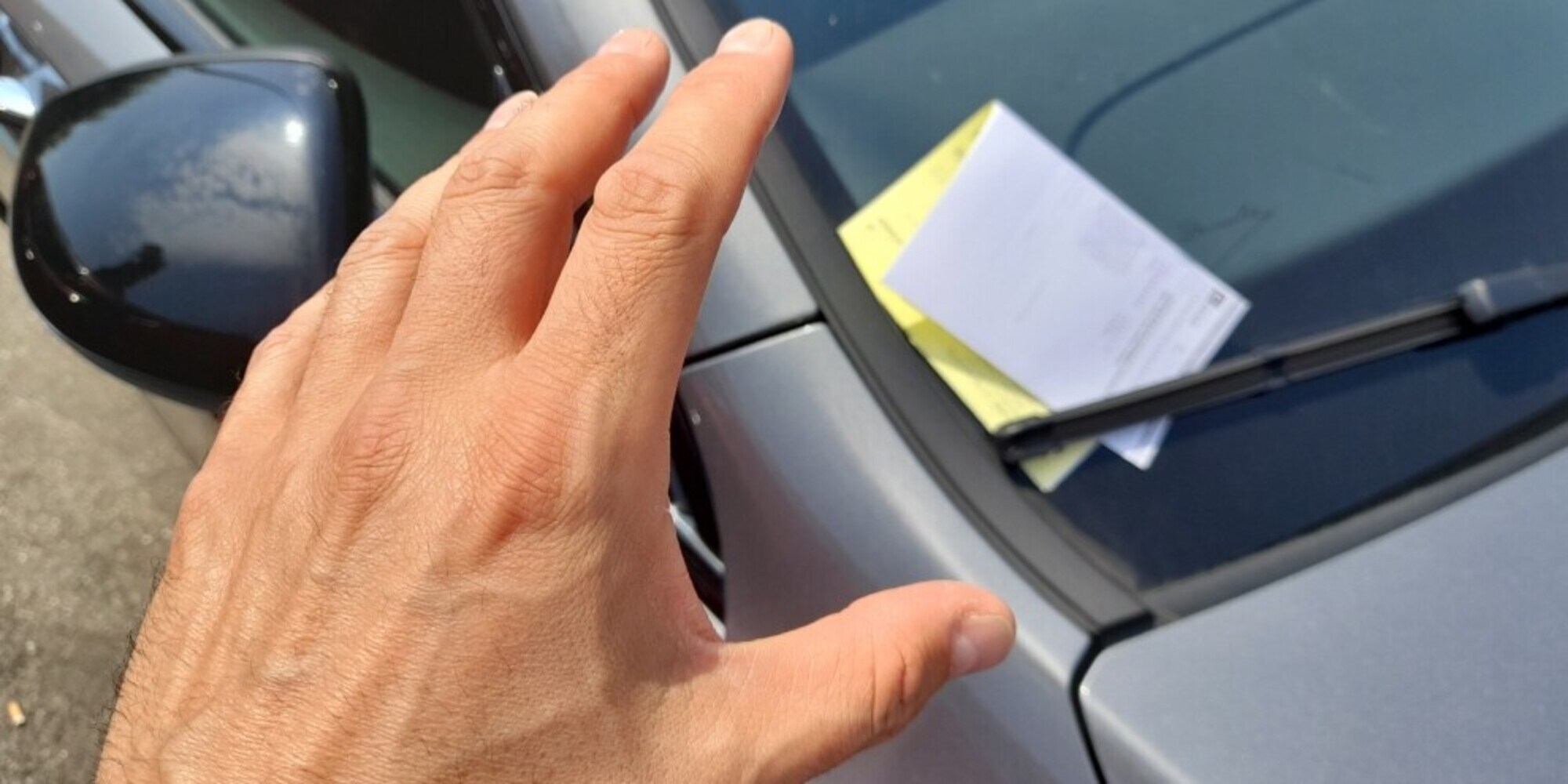 Va in Cina e presta l'auto all'amico: torna a casa e trova 115 multe