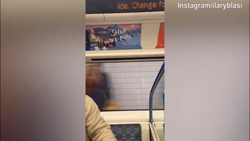 Londra, Ilary Blasi è in città: eccola in metropolitana