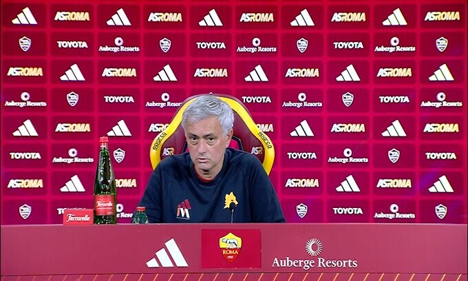 Mourinho: "Preoccupato da arbitro e Var. Berardi? Amore e odio"