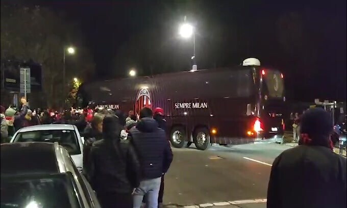 Milan, l'arrivo del pullman rossonero a San Siro