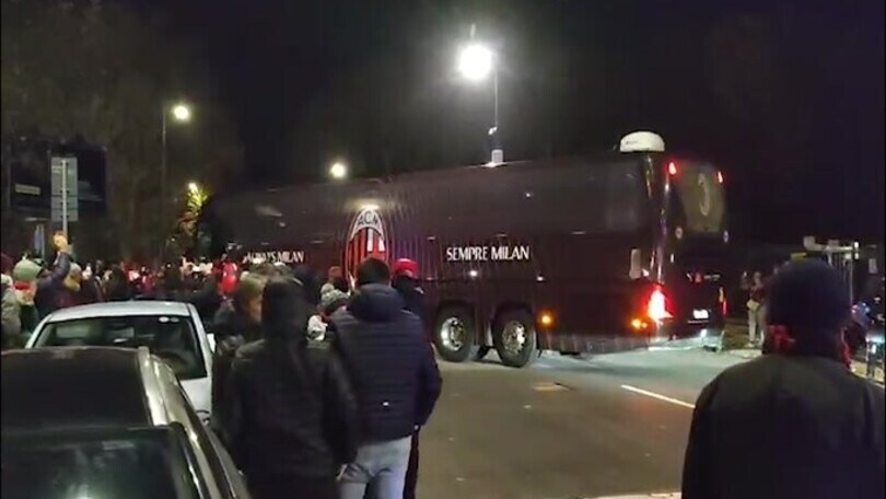 Milan, l'arrivo del pullman rossonero a San Siro