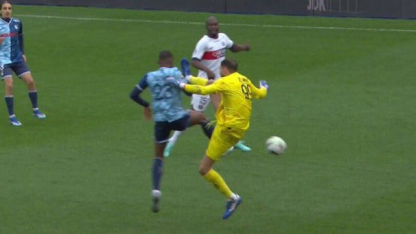 Donnarumma, che disastro: uscita folle ed espulsione diretta!