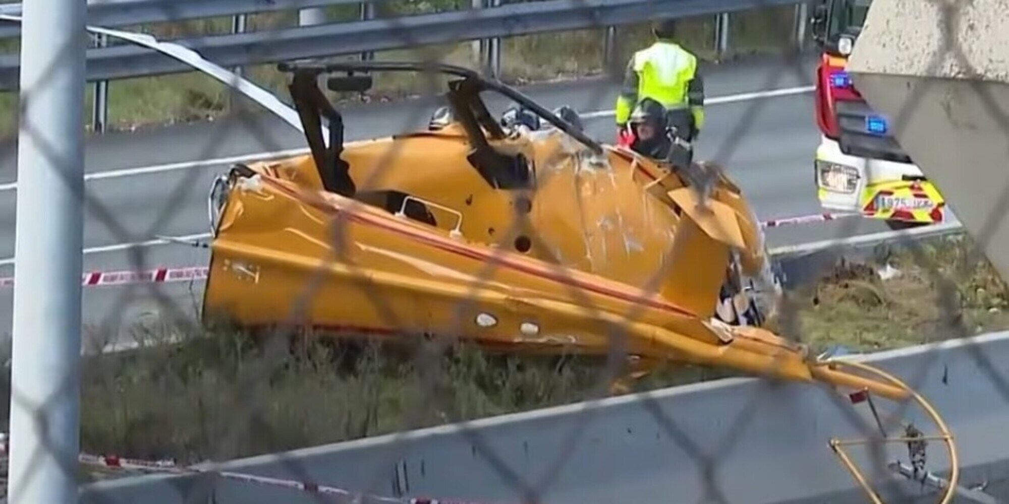 Incidente in tangenziale: elicottero si schianta al suolo tra le auto
