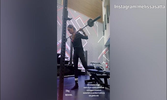 Melissa Satta, sollevamento pesi in palestra!