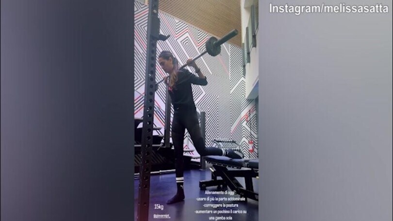Melissa Satta, sollevamento pesi in palestra!