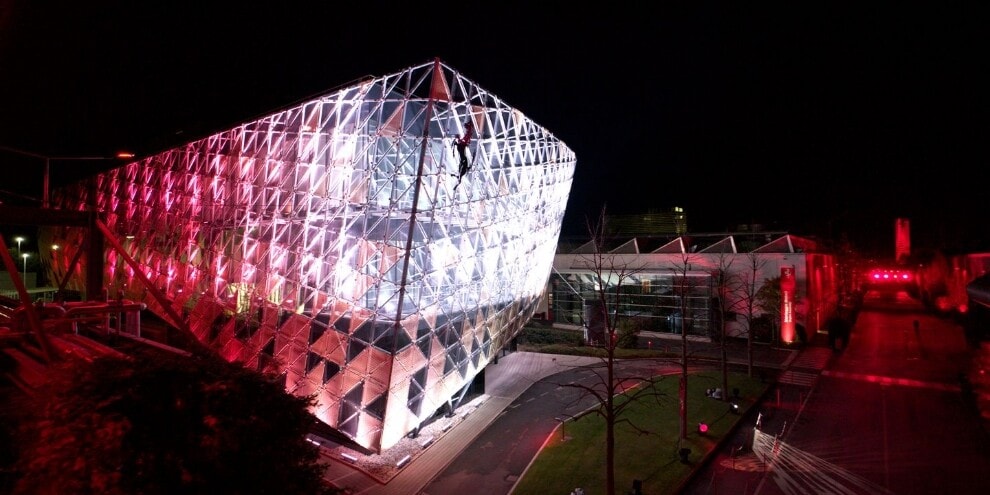 Negli stabilimenti Ferrari di Maranello arriva il light show