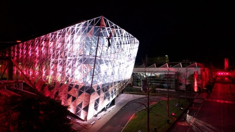Negli stabilimenti Ferrari di Maranello arriva il light show