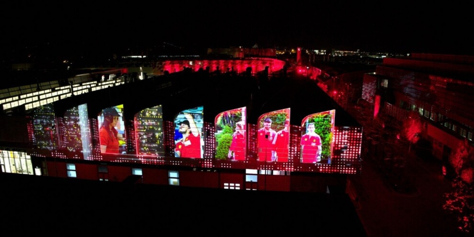 Un light show dedicato alle persone di Ferrari illumina gli stabilimenti di Maranello