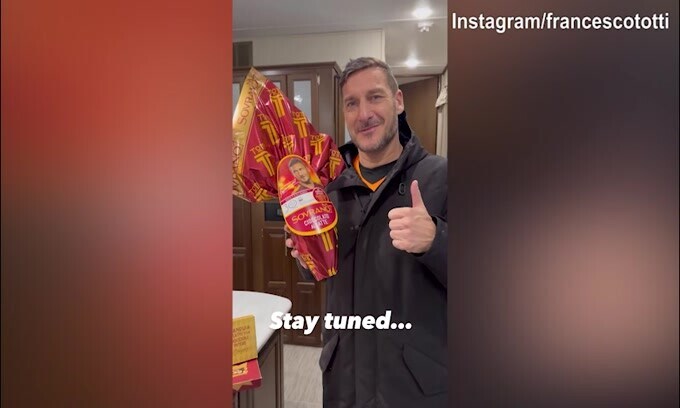L'avviso di Totti ai fan: "Rimanete sintonizzati..."
