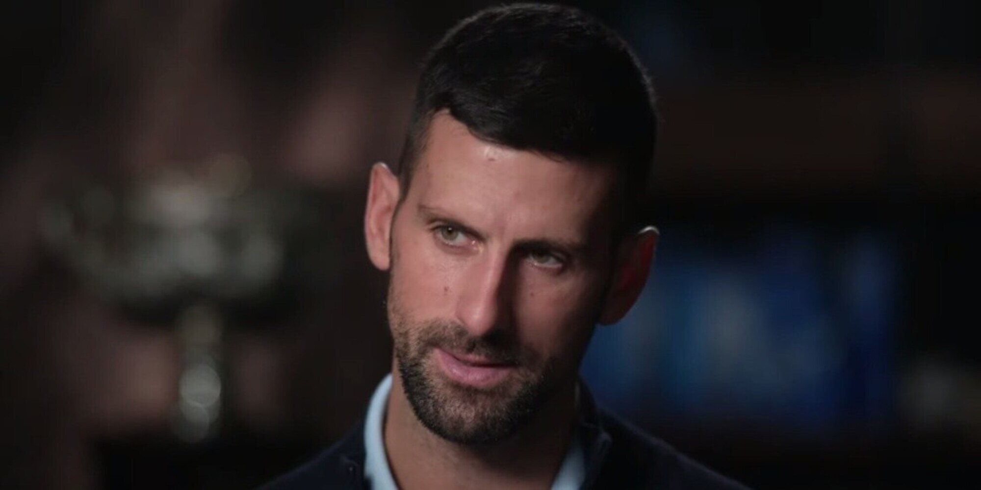 Djokovic stoppa il giornalista e lo corregge: la replica è tagliente
