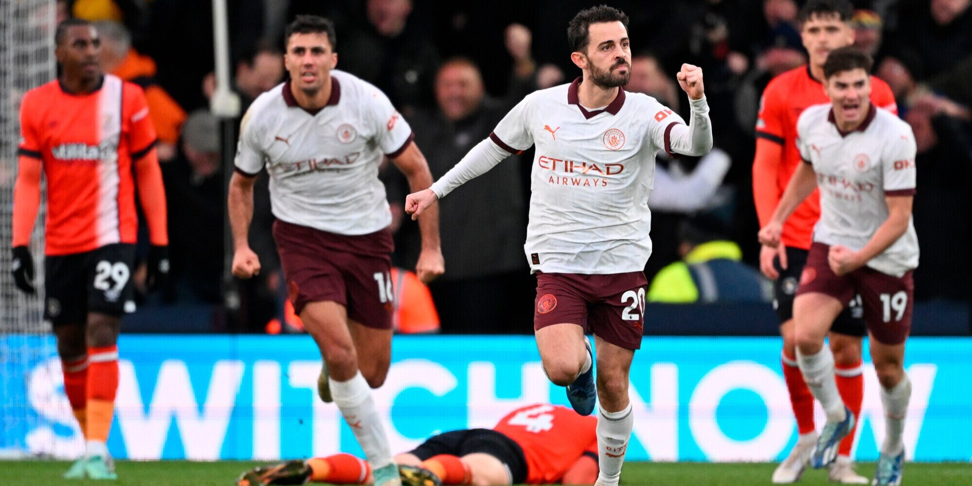 Guardiola trema a Luton, poi la ribalta: il City respira. Chelsea, altro tonfo