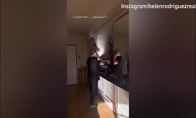 Il papà di Belen sfoggia una prestazione canora spettacolare