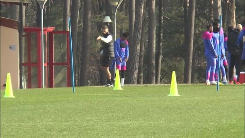 Milan, Leao si allena in gruppo: sorrisi e buon umore