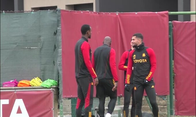 Roma, Mourinho a colloquio con la squadra prima dell'allenamento
