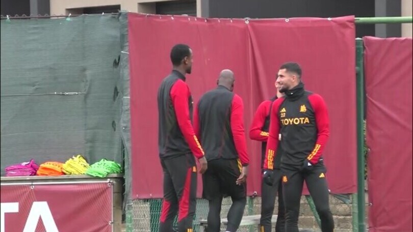 Roma, Mourinho a colloquio con la squadra prima dell'allenamento