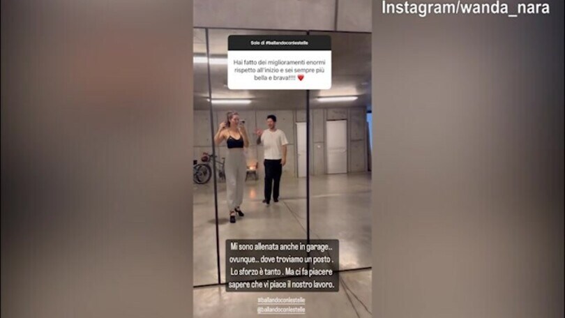 Wanda Nara continua a ballare: allenamenti anche in garage