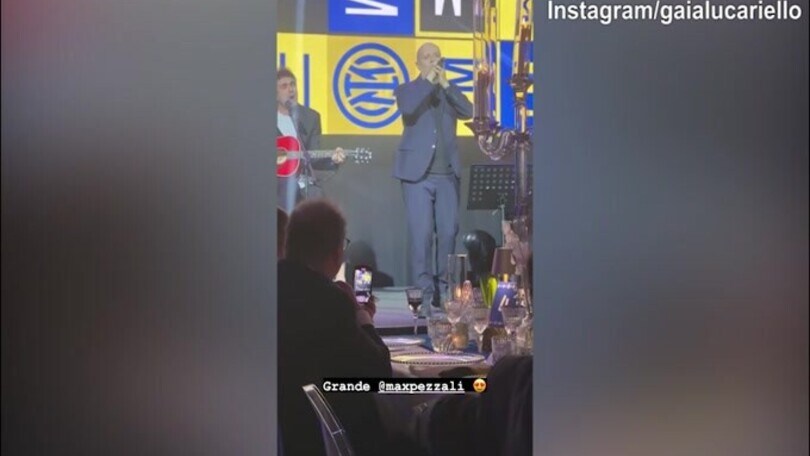 Inter, cena di Natale: Tananai show con Simone Inzaghi