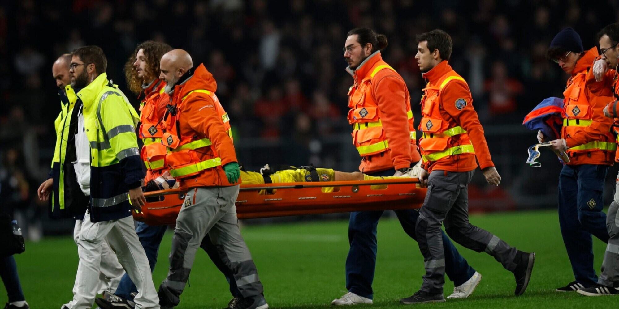 Gabbia, paura durante Rennes-Villarreal: colpo in testa ed esce in barella
