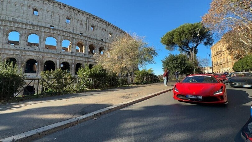 Oltre 30 Ferrari per le vie di Roma: l'evento per i piccoli pazienti del Gemelli