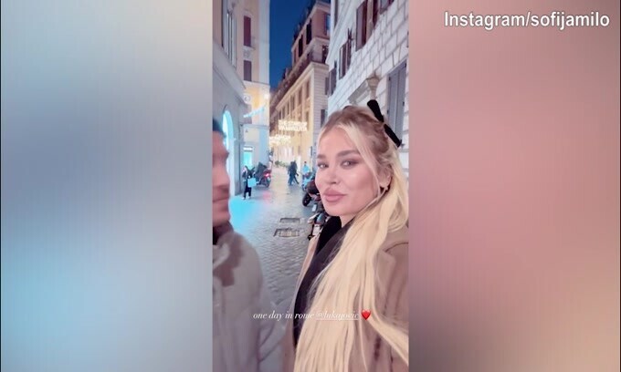 Jovic e Sofia, che bacio romantico a Roma!