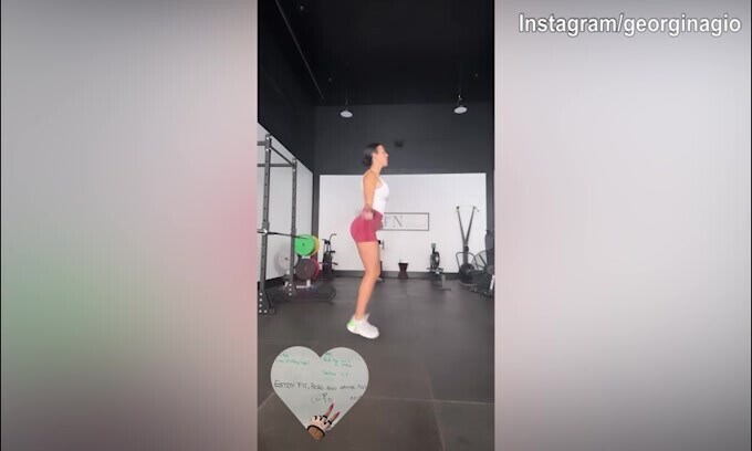 Georgina Rodriguez in palestra si allena duramente
