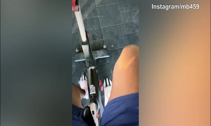 Mario Balotelli impegnato sulla cyclette: la riabilitazione prosegue