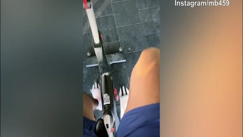 Mario Balotelli impegnato sulla cyclette: la riabilitazione prosegue