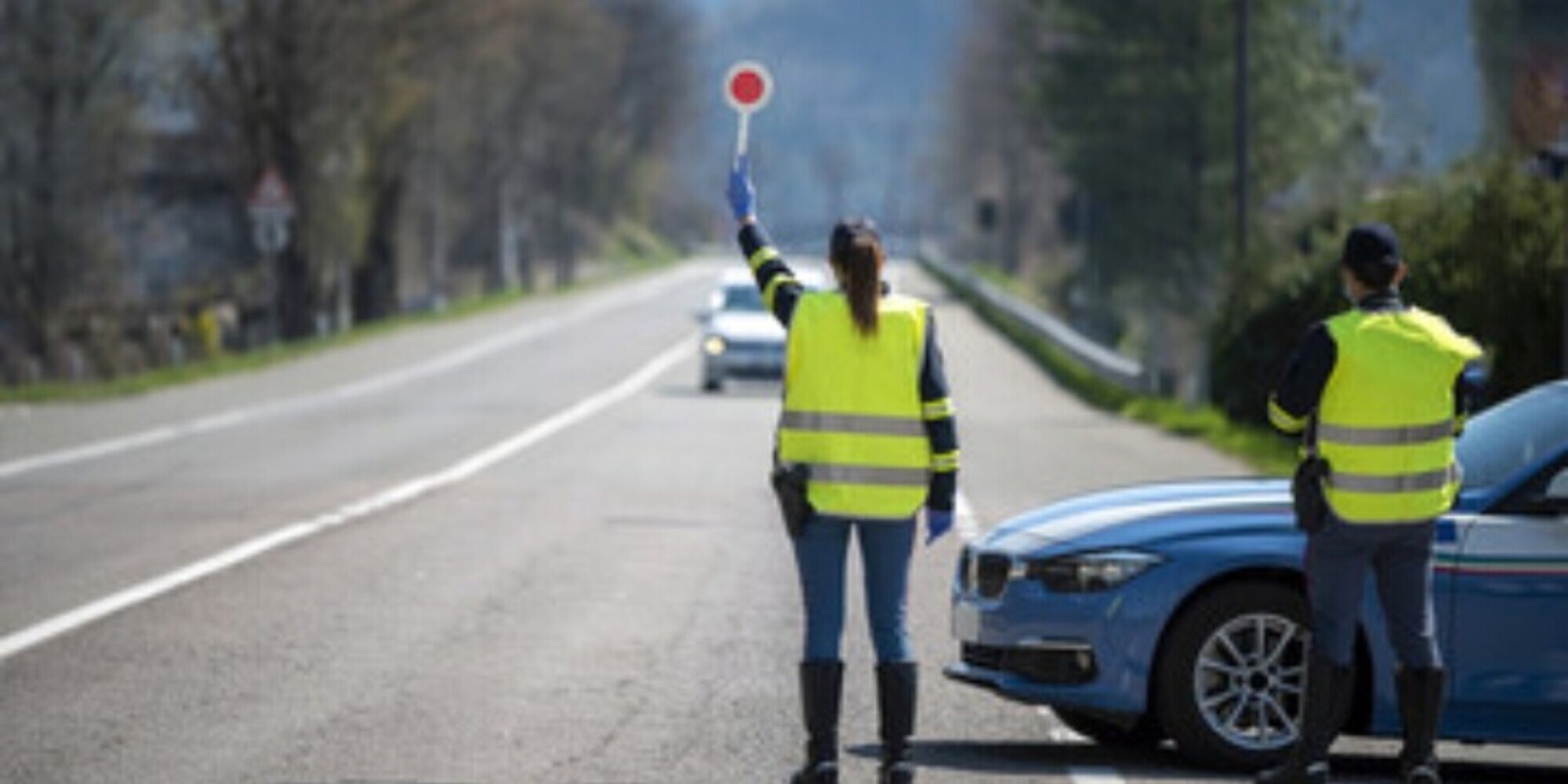 Ignora l'alt della Polizia, scappa e causa un incidente: denunciato