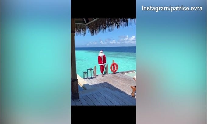 Evra, solita pazzia: tuffo in acqua vestito da...Babbo Natale