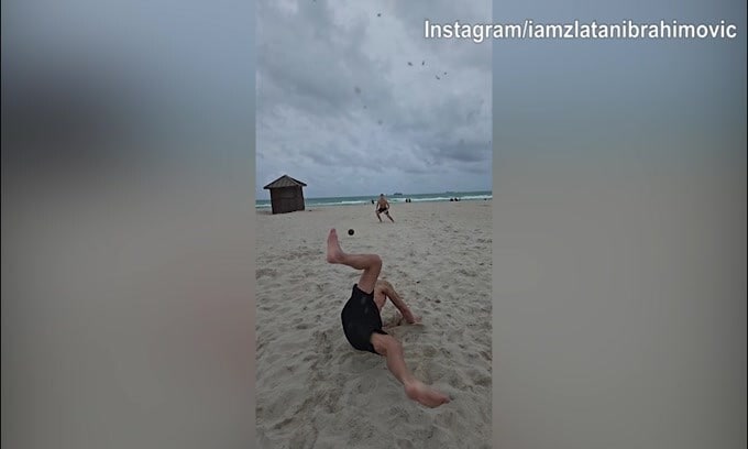 Ibra non tramonta mai: rovesciata da urlo in spiaggia!
