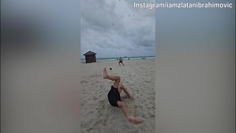 Ibra non tramonta mai: rovesciata da urlo in spiaggia!