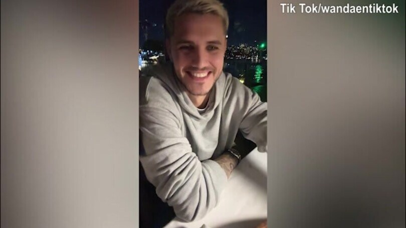 Bacio romantico tra Wanda Nara e Mauro Icardi