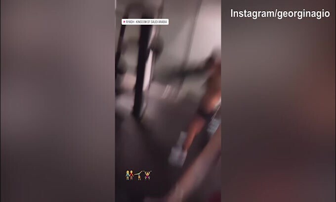 Georgina, scollatura da urlo e super allenamento con CR7