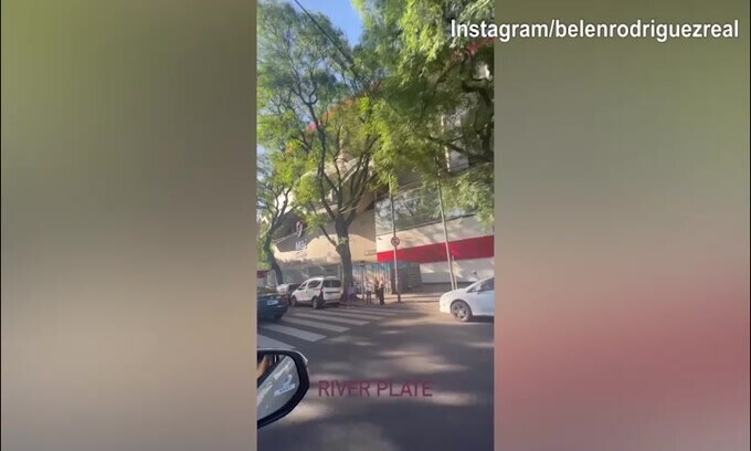 Belen Rodriguez in Argentina: eccola davanti alla casa del River Plate