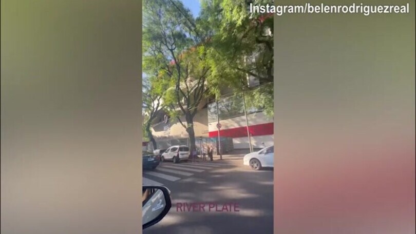 Belen Rodriguez in Argentina: eccola davanti alla casa del River Plate