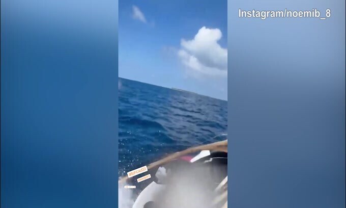 Totti e Noemi, divertimento scatenato sul motoscafo nelle Maldive