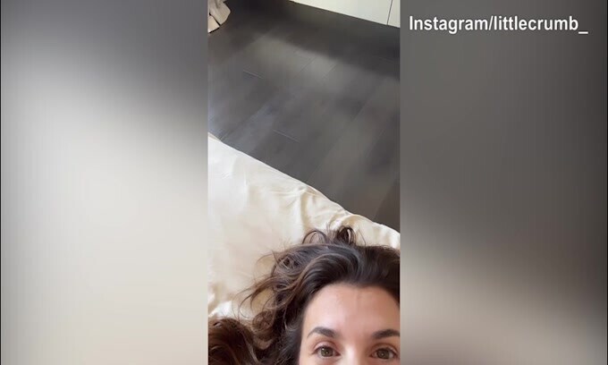 Sotto i baffi se la ride....Elisabetta Canalis