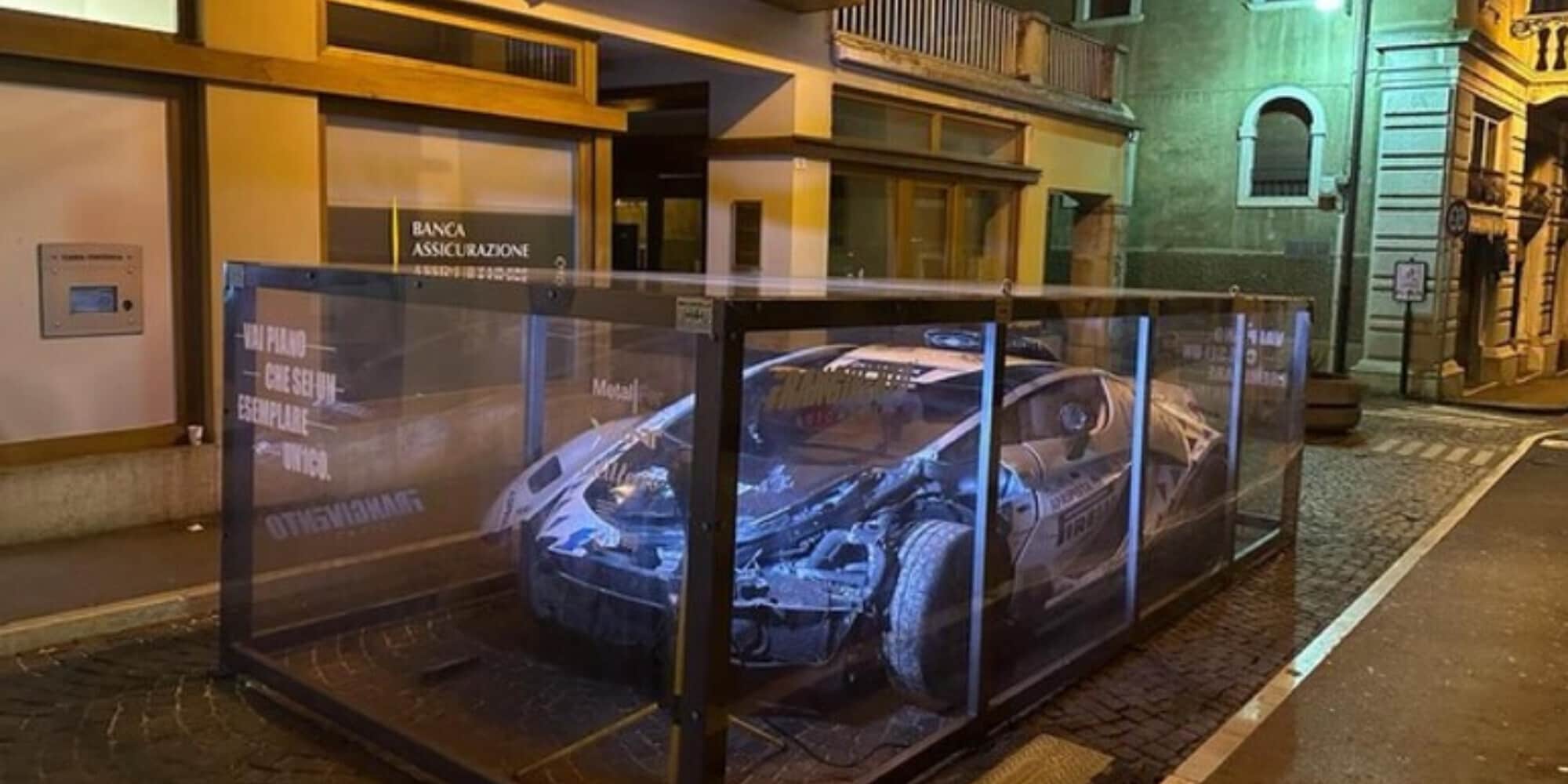 Perché c'è una hypercar da oltre 900mila euro in una teca in mezzo alla strada?