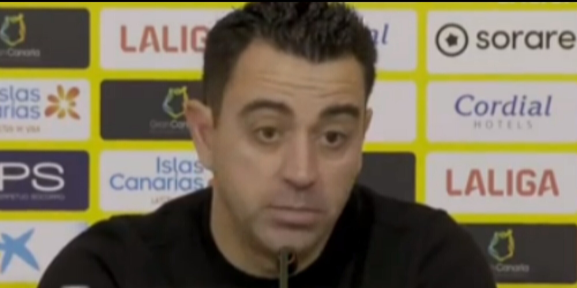 Xavi stupito in conferenza stampa: "Mi sembra assurdo, non ti pare?"