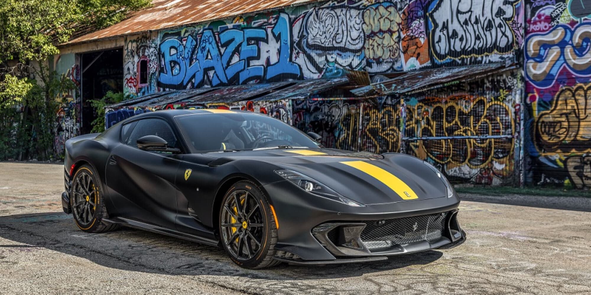 Provoca un incidente con la sua Ferrari: la multa è solo di 42 euro