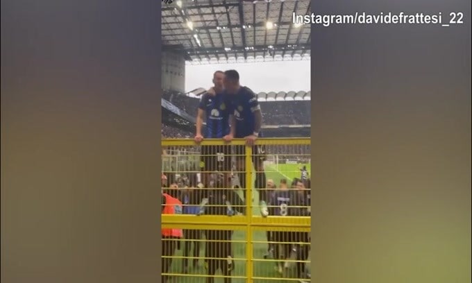 San Siro impazzisce al gol di Frattesi e lui si appende al cancello...