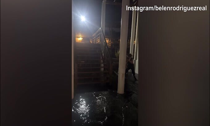 Belen Rodriguez in Argentina: casa allagata, lei spala l'acqua