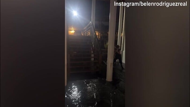 Belen Rodriguez in Argentina: casa allagata, lei spala l'acqua