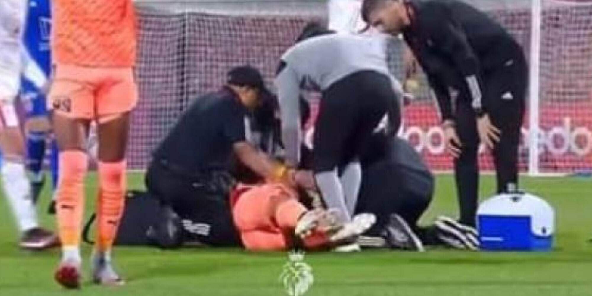 Delort, scena da brividi: gira su sé stesso e crolla in campo