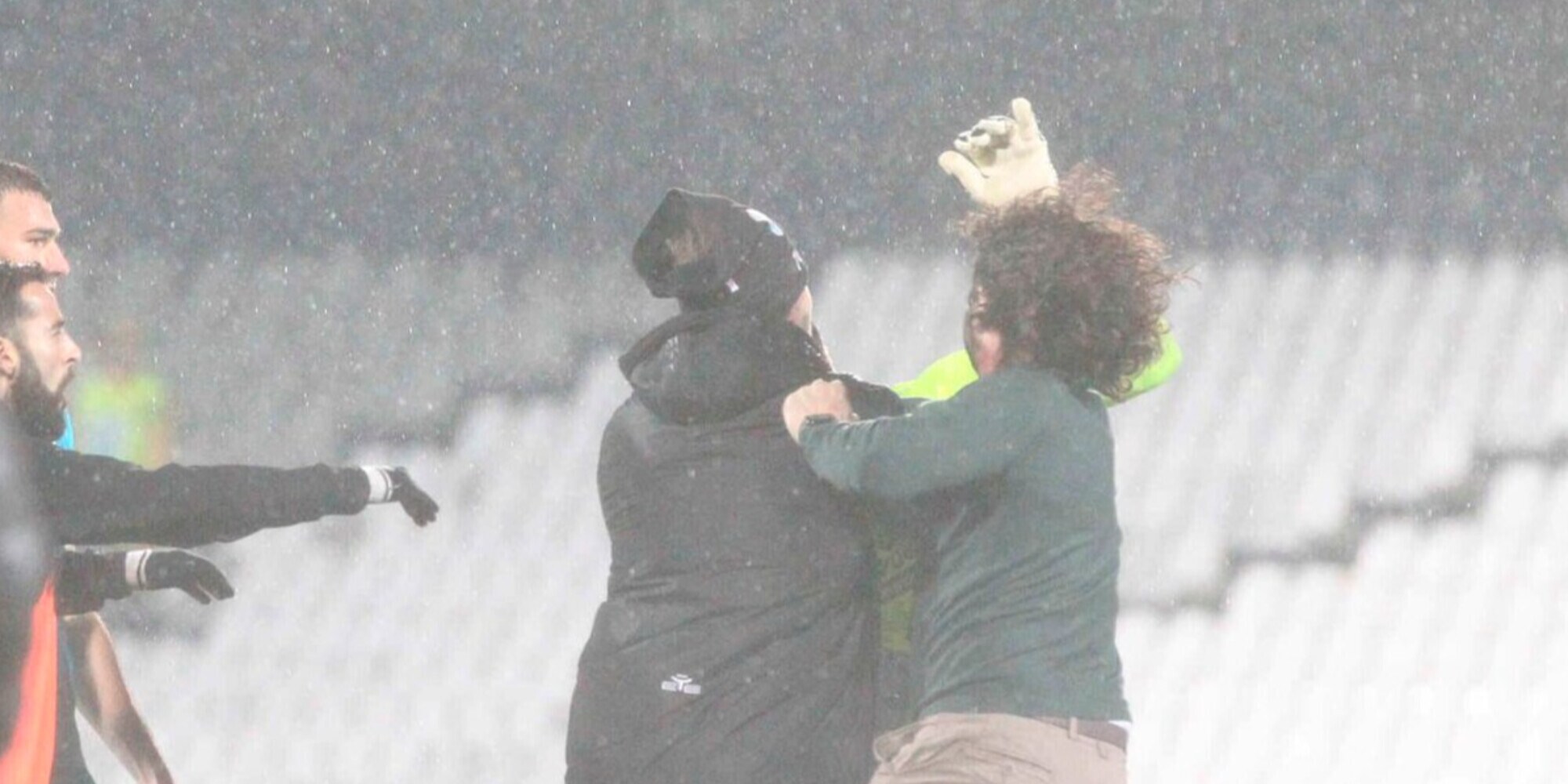 Entra in campo e cazzotto al portiere: l'allucinante finale di Cesena-Olbia
