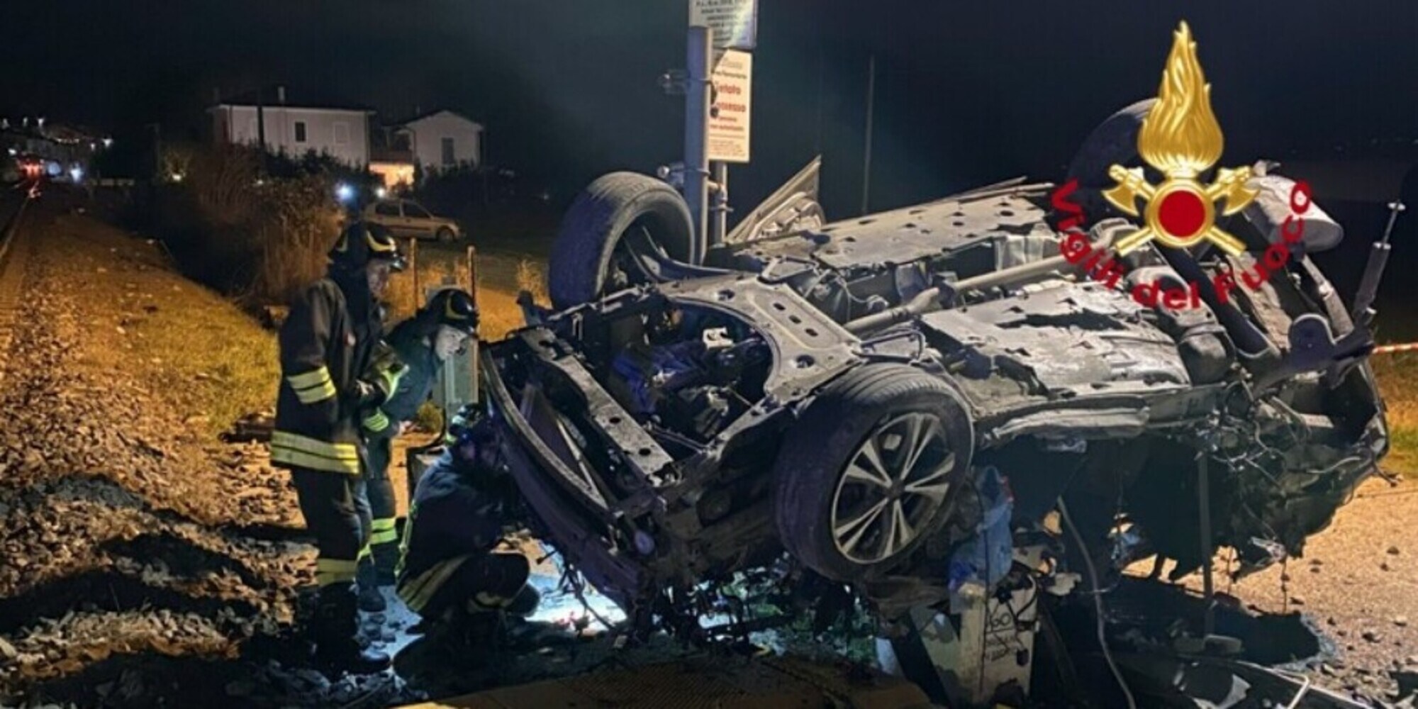 Tragedia sfiorata, treno si schianta contro auto al passaggio a livello: niente feriti